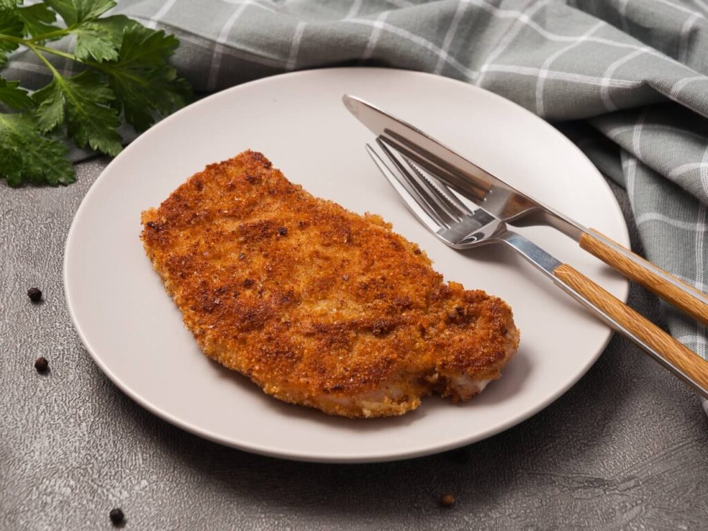 kotlet schabowy na talerzu