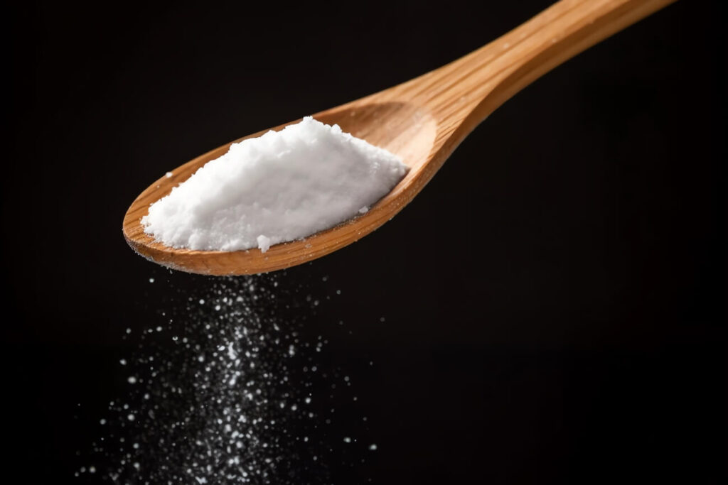 ksylitol na drewnianej łyżece