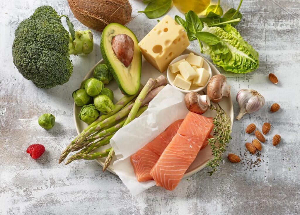 Dieta keto a Hashimoto różne produkty na stole